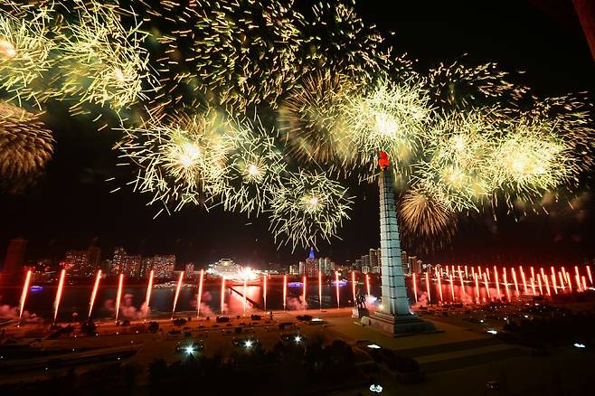 지난 2023년 2월 9일 밤 조선인민군 창건일(건군절) 75주년을 맞아 평양 김일성광장에서 열병식과 각종 불꽃놀이, 드론쇼가 펼쳐진 모습. /뉴스1