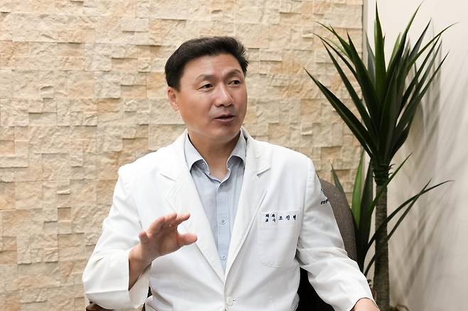 조진현 강동경희대병원 혈관외과 교수는 “고혈압이나 당뇨병 같은 만성질환이 늘면서 40, 50대 말초동맥질환 환자가 증가하는 추세”라며 “고혈압, 당뇨병, 흡연 같은 위험 요인이 있는 사람은 정기적으로 검사를 받아야 한다”고 말한다. 강동경희대병원 제공