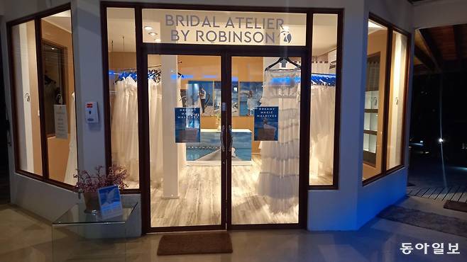 리조트 내 편의시설 중 신부 드레스를 빌려주는 가게. 진짜 결혼과는 상관없이 사진을 찍기 위해 많이들 빌려 입는다고 한다.