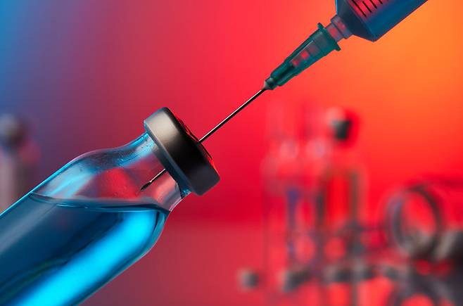 이화여대 연구팀이 코로나19 백신과 암 발병 위험의 연관성을 제기한 논문을 발표했다. 의료계는 인과관계로 단정하긴 어렵다며 추가 연구와 검증이 필요하다는 입장이다. 사진=게티이미지