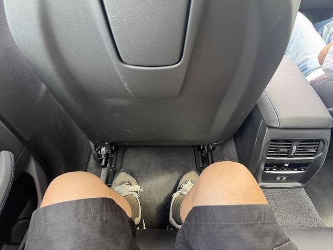 BMW '뉴 i4 M50 xDrive'의 2열 공간. 정원일 기자