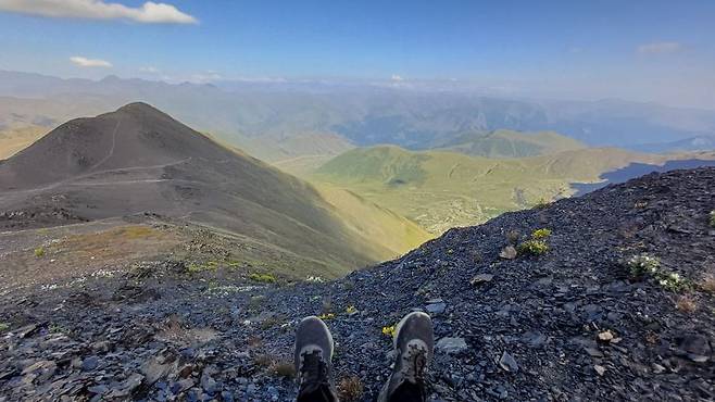 차우키 패스, 차우키 산의 정상에서 내려다 본 모습. 해발고도 3000m에 가깝다.