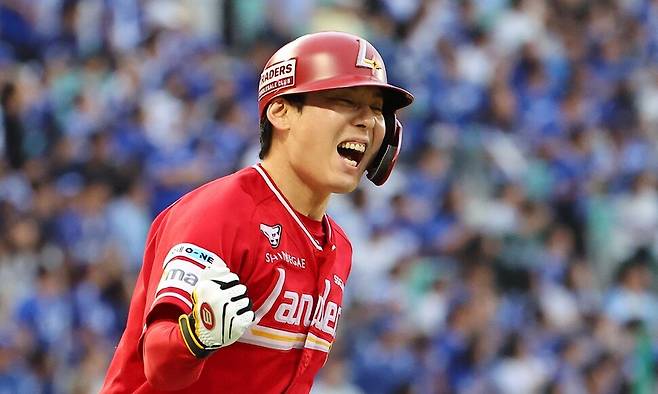 에스에스지(SSG) 랜더스 김성욱이 11일 인천 SSG랜더스필드에서 열린 2025 KBO리그 준플레이오프 2차전 삼성 라이온즈와 경기에서 9회말 1사 뒤 끝내기 홈런을 기록한 뒤 포효하고 있다. 연합뉴스