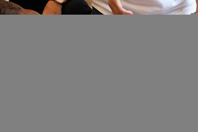 제2회 실험 비글 입양제가 열린 11일 오후 서울 중구의 행사장에서 실험 비글들이 놀고 있다. 김영원 기자 forever@hani.co.kr