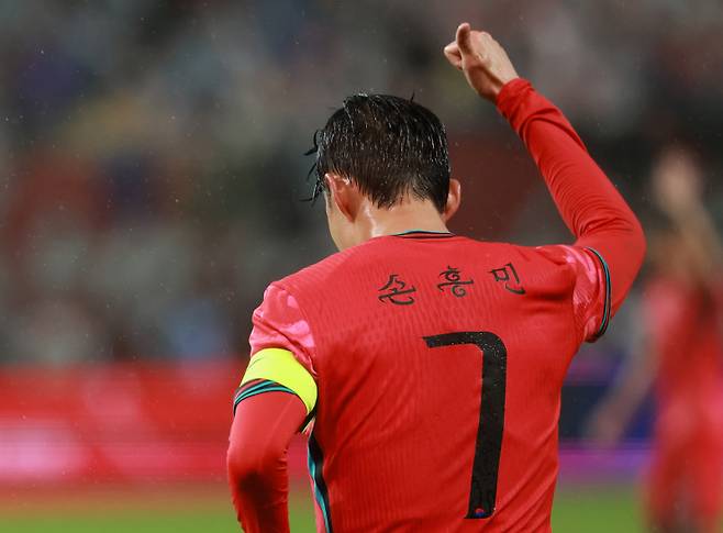 <yonhap photo-5538=""> 한글날 기념해 한글 이름 유니폼 착용한 손흥민 (서울=연합뉴스) 신현우 기자 = 10일 서울 마포구 서울월드컵경기장에서 열린 한국과 브라질 축구 대표팀의 친선경기. 손흥민이 한글 이름이 새겨진 유니폼을 입고 있다. 이날 한국 선수들은 한글날을 기념해 국제축구연맹(FIFA)의 특별 승인을 받고 한글 이름이 새겨진 유니폼을 입는다. 2025.10.10 nowwego@yna.co.kr/2025-10-10 20:54:17/ <저작권자 ⓒ 1980-2025 ㈜연합뉴스. 무단 전재 재배포 금지, AI 학습 및 활용 금지></yonhap>