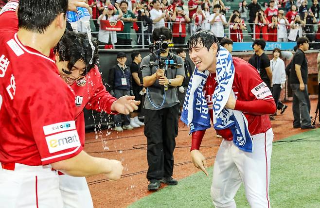 동료들과 승리 세리머니를 나누고 있는 김성욱. 사진=SSG 랜더스