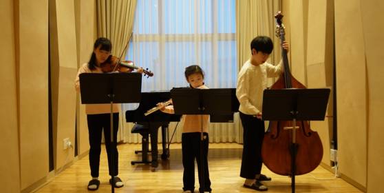 김중태 경기도경제과학진흥원 과장 가족의 연례행사 중 하나는 ‘가족 음악회’다. 매년 12월이면 장소를 빌려서 연주회를 연다. 참가자는 바이올린 연주하는 첫째 혜원이와 더블베이스를 켜는 둘째 규원이, 플루트를 부는 셋째 설원이다. 올해부터는 넷째 윤원이도 첼로를 배우고 있다. 김중태씨 제공