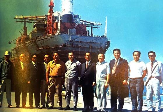 현대울산조선소 건설현장을 찾은 정주영 회장과 김성곤 쌍용그룹 회장 겸 당시 국회재경위원장(왼쪽 다섯째). 첫 수주한 유조선을 건조하고 있다. [사진 김명호 교수의 ‘건설자 정주영’]