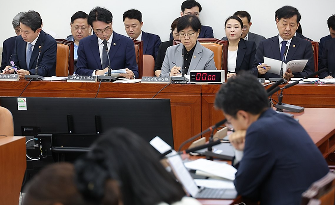 국회 연금특위 전체회의(2025.9.30)에서 주무장관들이 보고하고 있다.