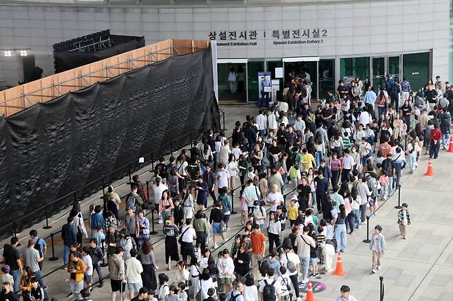 추석 연휴 마지막날인 9일 오전 서울 용산구 국립중앙박물관이 관람객들로 북적이고 있다.  사진=뉴스1