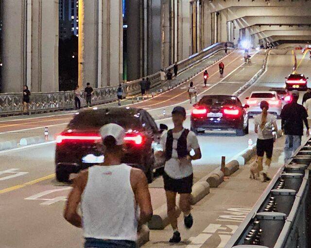 시민들이 선선한 가을바람이 불기 시작하던 지난달 22일 저녁 서울 잠수교에서 달리기를 하고 있다.