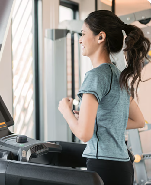 LG전자의 ‘LG 엑스붐 버즈 플러스(Xboom Buds Plus)’를 착용하고 운동을 하는 모습. [사진출처 = LG전자]