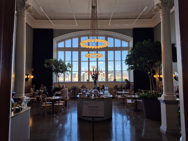아테네움의 식당은 실내 인테리어도 음식 맛도 정말 좋다. 북유럽 미술관들의 가장 큰 장점이다. ©김슬기