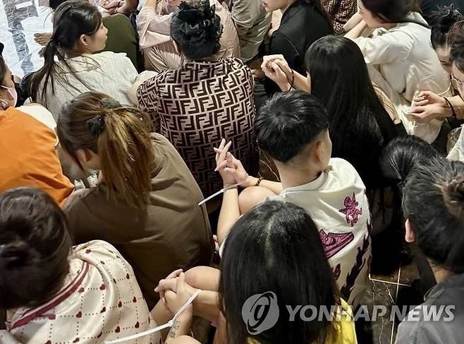 캄보디아 경찰의 온라인 사기 작업장 단속. [EPA 연합뉴스]