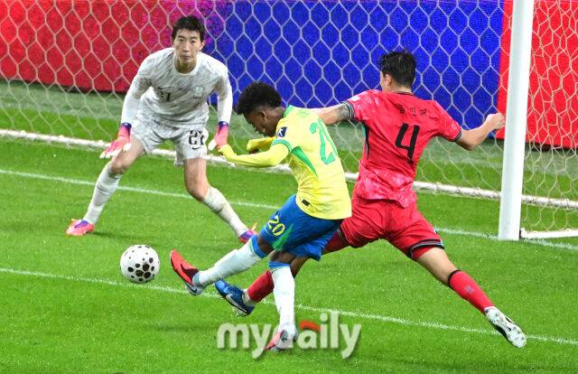 이스테방(가운데)이 추가골을 터뜨리고 있다. /서울월드컵경기장=유진형 기자