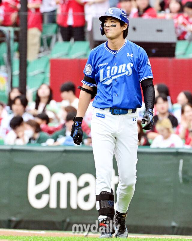 2025년 10월 9일 인천 SSG랜더스필드에서 진행된 '2025 신한 SOL뱅크 KBO리그 준플레이오프' 1차전 삼성-SSG의 경기. 삼성 구자욱이 2회초 2사 만루에서 내야 땅볼로 물러난 뒤 아쉬워 하고 있다./마이데일리