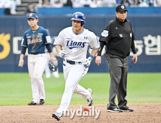 6일 오후 대구광역시 수성구 대구삼성라이온즈파크에서 진행된 '2025 프로야구 KBO리그 포스트시즌' 와일드카드 결정전 1차전 삼성라이온즈와 NC다이노스의 경기. 삼성 이성규가 5회말 2사에서 솔로홈런을 터뜨린 뒤 베이스를 돌고 있다./마이데일리