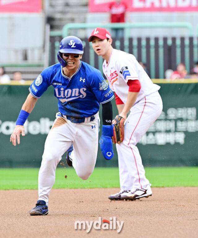 2025년 10월 9일 인천 SSG랜더스필드에서 진행된 '2025 신한 SOL뱅크 KBO리그 준플레이오프' 1차전 삼성-SSG의 경기. 삼성 김성윤이 1회초 1사 1루에서 2루 견제가 빠지자 3루까지 진루하고 있다./마이데일리