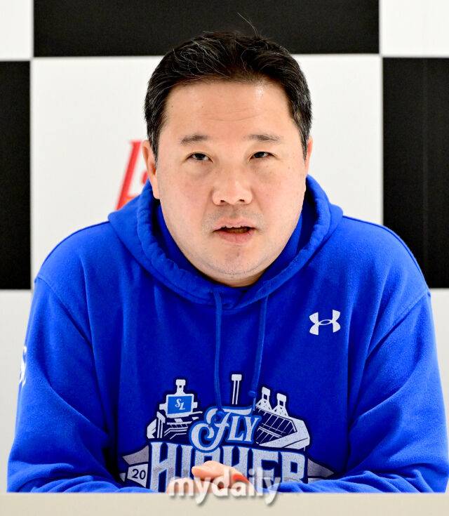 2025년 10월 11일 오후 인천SSG랜더스필드에서 '2025 신한 SOL Bank KBO 포스트시즌' 삼성 라이온즈와 SSG 랜더스의 준플레이오프 2차전이 열렸다. 경기 전 삼성 박진만 감독이 취재진의 질문을 받고 있다./인천 = 유진형 기자