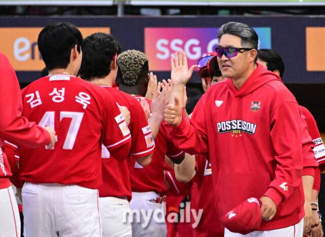 2025년 10월 11일 오후 인천 SSG랜더스필드에서 열린 '2025 신한 SOL Bank KBO 포스트시즌' 삼성 라이온즈와 SSG 랜더스의 준플레이오프 2차전 경기. SSG 이숭용 감독이 4-3으로 승리한 뒤 김성욱과 함께 기뻐하고 있다./인천 = 유진형 기자