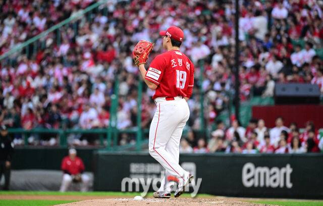 2025년 10월 11일 오후 인천 SSG랜더스필드에서 열린 '2025 신한 SOL Bank KBO 포스트시즌' 삼성 라이온즈와 SSG 랜더스의 준플레이오프 2차전 경기. SSG 조병현이 9회초 동점을 허용한 뒤 허탈해하고 있다./인천=유진형 기자