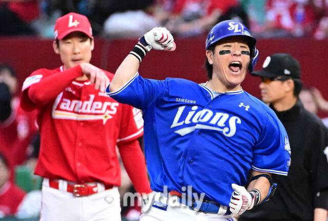 2025년 10월 11일 오후 인천 SSG랜더스필드에서 열린 '2025 신한 SOL Bank KBO 포스트시즌' 삼성 라이온즈와 SSG 랜더스의 준플레이오프 2차전 경기. 삼성 강민호가 9회초 1사 2루서 1타점 동점 적시타를 친 뒤 포효하고 있다./인천=유진형 기자