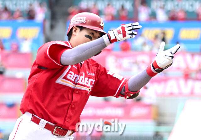 2025년 10월 11일 오후 인천 SSG랜더스필드에서 '2025 신한 SOL Bank KBO 포스트시즌' 삼성 라이온즈와 SSG 랜더스의 준플레이오프 2차전이 열렸다. SSG 고명준이 2회말 1사 후 솔로 홈런을 친 뒤 기뻐하고 있다./인천=유진형 기자