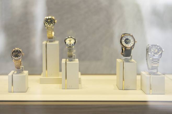 오메가는 오는 11월 전 제품 가격을 평균 5% 인상한다. 매장에 진열된 오메가 시계 모습 [AP]