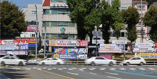 1일 오후 경남 창원시 의창구청 인근 횡단보도 주변으로 지역 정치인들이 내건 추석 인사 현수막이 다닥다닥 붙어 있다.[연합]