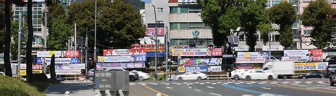 1일 오후 경남 창원시 의창구청 인근 횡단보도 주변으로 지역 정치인들이 내건 추석 인사 현수막이 다닥다닥 붙어 있다.[연합]