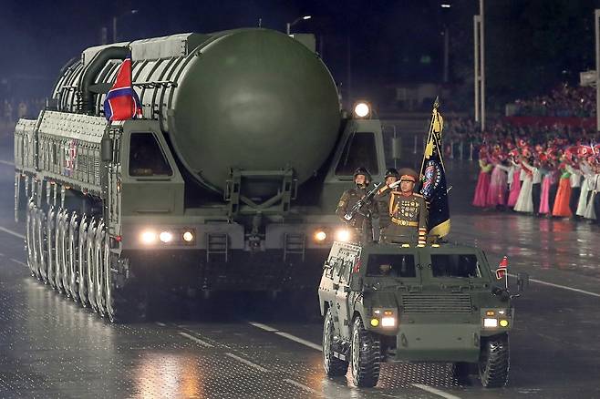 북한이 10일 밤 평양 김일성광장에서 노동당 창건 80주년 대규모 열병식을 진행한 가운데 관심을 모은 신형 대륙간탄도미사일(ICBM) 화성-20형의 실체가 드러났다. [평양 노동신문=뉴스1]