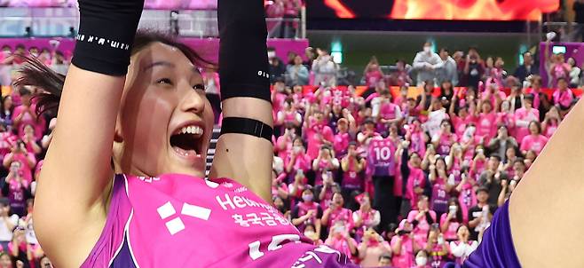 프로배구 V리그 여자부에서 우승을 차지한 흥국생명의 김연경이 헹가래를 받고 있다. [연합]