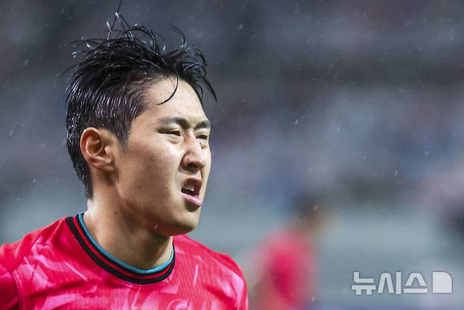 [서울=뉴시스] 황준선 기자 = 10일 서울 마포구 서울월드컵경기장에서 열린 남자 축구 국가대표 10월 A매치 친선전 대한민국과 브라질의 경기, 이강인이 얼굴을 찡그리고 있다. 2025.10.10. hwang@newsis.com