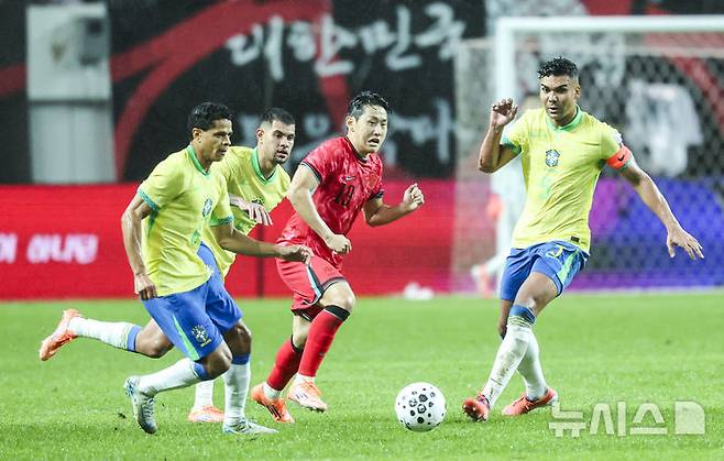 [서울=뉴시스] 권창회 기자 = 10일 서울 마포구 서울월드컵경기장에서 열린 남자 축구 국가대표 10월 A매치 친선전 대한민국과 브라질의 경기, 이강인이 볼경합을 하고 있다. 2025.10.10. kch0523@newsis.com