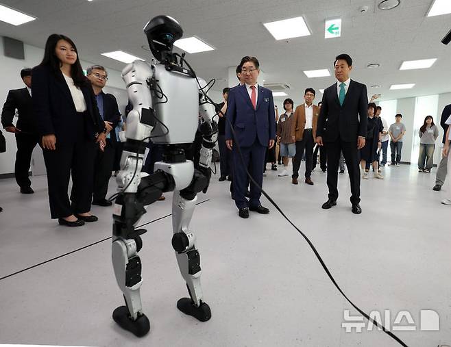 [서울=뉴시스] 이영환 기자 = 오세훈 서울시장과 김동원 고려대학교 총장이 25일 오후 서울 성북구 고려대학교 미래융합기술관 대강당에서 열리는 이제는 이공계 전성시대 포럼 참석에 앞서 정운오IT교양관을 찾아 스마트모빌리티학부 학생들의 로봇 시연을 살펴보고 있다. 2025.09.25. 20hwan@newsis.com