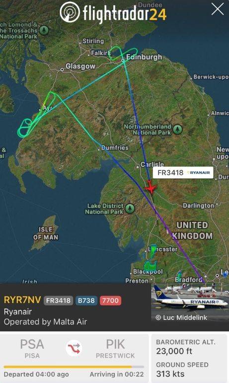 [뉴시스] 영국 저가항공사 라이언에어 조종석 승무원이 연료 비상 경보를 발령했을 때의 비행 레이더. 2025.10.11. (사진= X 'flightradar24' 캡처) *재판매 및 DB 금지