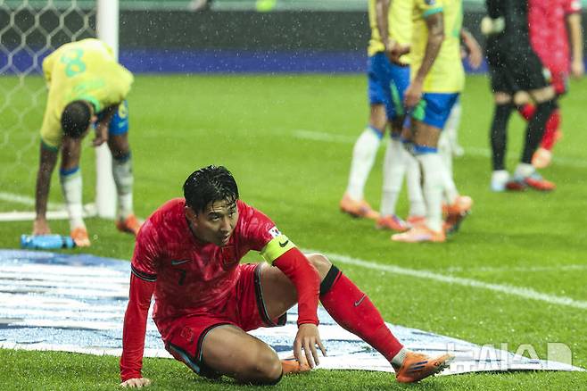 [서울=뉴시스] 황준선 기자 = 지난 10일 서울 마포구 서울월드컵경기장에서 열린 남자 축구 국가대표 10월 A매치 친선전 대한민국과 브라질의 경기, 손흥민이 넘어져있다.2025.10.10. hwang@newsis.com