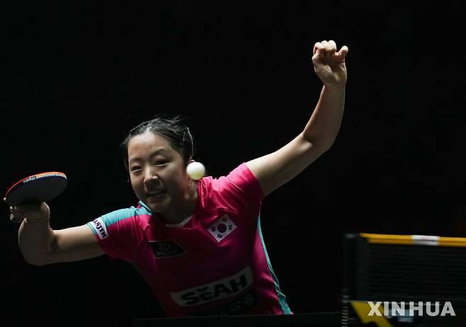 [베이징=신화/뉴시스] 신유빈(17위)이 지난 4일(현지 시간) 중국 베이징에서 열린 2025 월드테이블테니스(WTT) 중국 스매시 여자 단식 준결승에서 왕만위(2위·중국)와 경기하고 있다. 신유빈이 1-4(10-12 11-7 11-13 7-11 7-11)로 패해 결승에 오르지 못했으며 스매시 사상 여자 첫 동메달을 목에 걸었다. 2025.10.05.