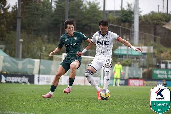 [서울=뉴시스] 프로축구 K리그2 김포FC 조성준과 서울이랜드 김오규. (사진=한국프로축구연맹 제공) *재판매 및 DB 금지