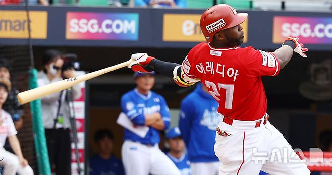 [서울=뉴시스] 박주성 기자 = 11일 인천 미추홀구 SSG랜더스필드에서 열린 2025 KBO 포스트시즌 준플레이오프 2차전 삼성 라이온즈와 SSG 랜더스의 경기, 5회말 투아웃 주자 3루에서 SSG 에레디아가 1타점 적시타를 치고 있다. 2025.10.11. park7691@newsis.com