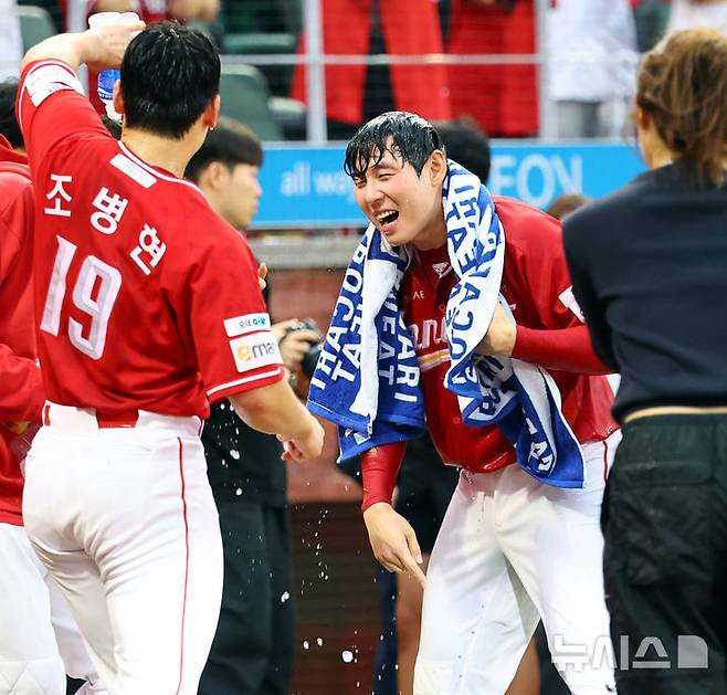 [서울=뉴시스] 박주성 기자 = 11일 인천 미추홀구 SSG랜더스필드에서 열린 2025 KBO 포스트시즌 준플레이오프 2차전 삼성 라이온즈와 SSG 랜더스의 경기, 9회말 원아웃 SSG 김성욱이 굿바이 홈런을 치고 팀 동료들의 물세례를 받고 있다. 2025.10.11. park7691@newsis.com