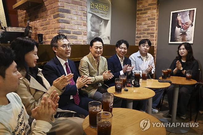 (서울=연합뉴스) 윤동진 기자 = 국민의힘 장동혁 대표가 7일 건국전쟁2 영화를 관람하기 앞서 서울 롯데시네마 영등포점 한 카페에서 진행된 김덕영 감독과의 대화에서 박수를 치고 있다. 2025.10.7 mon@yna.co.kr 연합뉴스