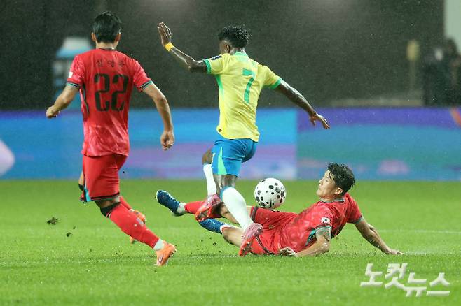 10일 서울월드컵경기장에서 열린 축구 국가대표팀 친선경기 대한민국과 브라질의 경기에서 김민재가 비니시우스의 볼을 가로채고 있다. 박종민 기자