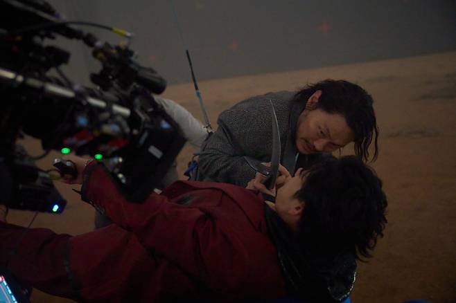 배우 임시완은 극 중 이한울 캐릭터를 표현하기 위해 자신감 넘치는 태도를 강조했다고 밝혔다. 그는 "잘 준비된 킬러인 만큼 독고와 싸울 때 농담을 던지고, 여유를 보이려고 했다"고 말했다. 넷플릭스 제공