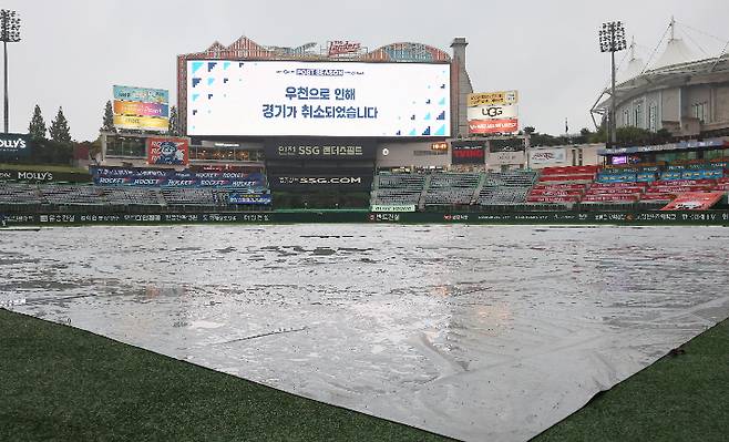 10일 인천 SSG 랜더스 필드에서 열릴 예정이던 2025 프로야구 KBO리그 포스트 시즌 준플레이오프 2차전 삼성 라이온즈와 SSG 랜더스의 경기가 비로 취소돼 전광판에 안내 문구가 나오고 있다. 연합뉴스