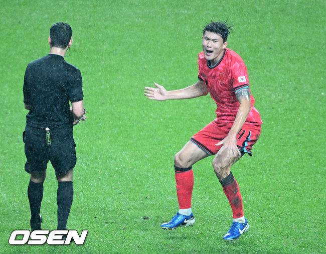 [OSEN=서울월드컵경기장, 이대선 기자] 홍명보 감독이 이끄는 대한민국 대표팀은 10일 오후 서울월드컵경기장에서 '세계 최강' 브라질과 A매치 평가전을 가졌다.한국이 브라질을 상대로 마지막으로 웃은 건 1999년 3월 28일이었다. 당시 잠실에서 열린 친선경기에서 김도훈의 결승골로 1-0 승리를 거뒀다. 다만, 그 승리가 마지막이었다. 한국은 브라질을 상대로 1승 1무 8패에 그쳤다. 브라질과의 이번 경기는 단순한 친선전이 아닌, 2026 북중미 월드컵을 향한 본격적인 시험대다.&nbsp;전반 한국 김민재가 반칙 판정에 아쉬워하고 있다. 2025.10.10 /sunday@osen.co.kr