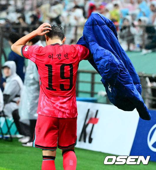 [OSEN=서울월드컵경기장, 지형준 기자] 세계의 벽은 높았다. 결과는 0-5 대패였다.홍명보&nbsp;감독이 이끄는 대한민국 남자 축구 국가대표팀은 10일 서울월드컵경기장에서 '세계 최강' 브라질을&nbsp;상대로 A매치&nbsp;평가전을 치러&nbsp;이스테방(첼시)과 호드리구(레알 마드리드)에게 나란히 2골을 허용하면서 0-5로 대패했다.후반 한국 이강인이 교체되며 아쉬워하고 있다. 2025.10.10 /jpnews@osen.co.kr