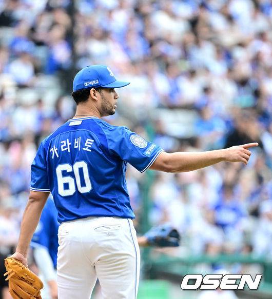 [OSEN=인천, 최규한 기자] 11일 인천 SSG랜더스필드에서 ‘2025 신한 SOL뱅크 KBO리그’ 준플레이오프(5전 3선승제) 2차전 SSG 랜더스와 삼성 라이온즈의 경기가 열렸다.SSG는 김건우, 삼성은 헤르손 가라비토를 선발 투수로 내세웠다.4회말 1사 주자없는 상황 SSG 최지훈의 땅볼 타구 때 좋은 수비를 펼친 삼성 2루수 류지혁을 향해 선발 가라비토가 인사를 전하고 있다. 2025.10.11 / dreamer@osen.co.kr