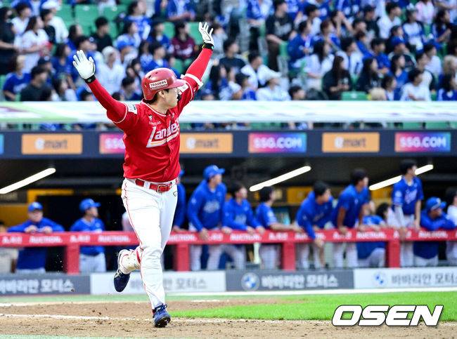 [OSEN=인천, 최규한 기자] 11일 인천 SSG랜더스필드에서 ‘2025 신한 SOL뱅크 KBO리그’ 준플레이오프(5전 3선승제) 2차전 SSG 랜더스와 삼성 라이온즈의 경기가 열렸다.SSG는 김건우, 삼성은 헤르손 가라비토를 선발 투수로 내세웠다.9회말 1사 주자없는 상황 SSG 김성욱이 끝내기 좌월 솔로포를 날리고 포효하고 있다. 2025.10.11 / dreamer@osen.co.kr