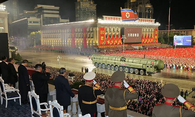 북한 노동당 기관지 노동신문은 11일 당 창건 80주년 경축 열병식이 전날 김일성광장에서 성대히 거행됐다고 보도했다. 새 대륙간탄도미사일(ICBM) '화성-20형'이 이날 처음 공개됐다. 평양 노동신문=뉴스1